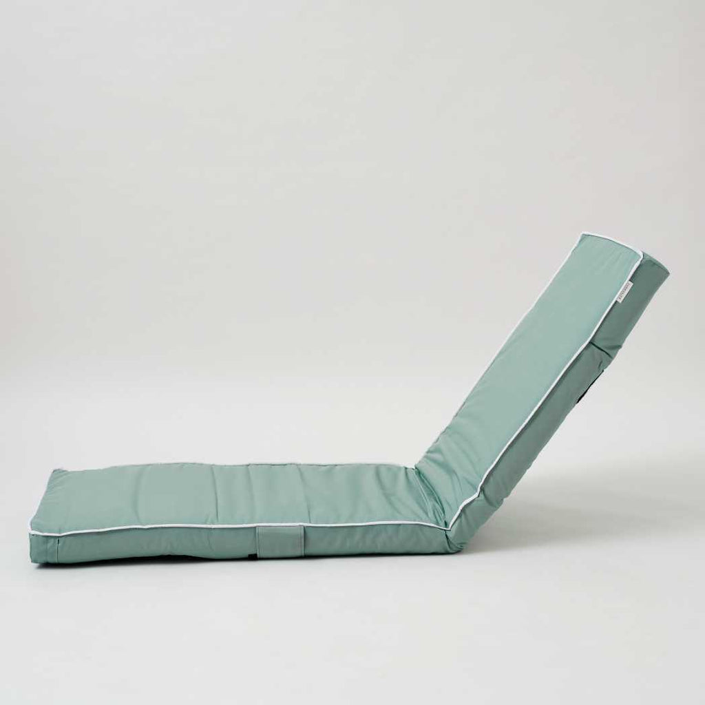 sunnylife loungestol i lysgrøn set fra siden i en lodret position