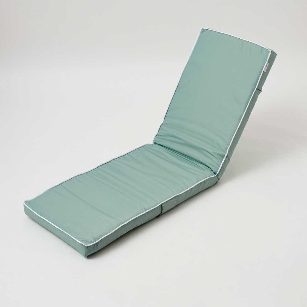sunnylife loungestol i lysgrøn set i en lodret position